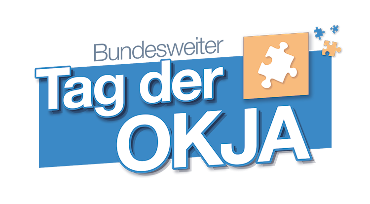 Das Logo mit dem Schriftzug des Tag der OKJA mit blauem Hintergrund und orange hinterlegtem Puzzleteil Buchstaben und mit Puzzle-Grafik